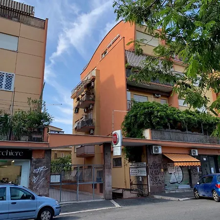 Attico Luminoso A 7 Fermate Dal Colosseo Apartment Rome